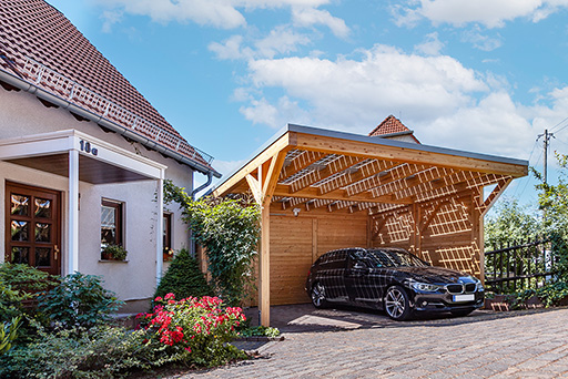 Eine Garage aus Holz für historische Fahrzeuge